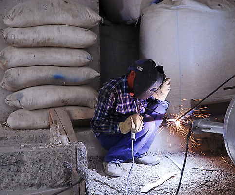 포토 JPG 해외이미지 남자 산업 안경 장갑 불 불꽃 노동자 전등 프레임 관리 가면 안전 사람 사람없음 건물 파란색 반사 금속 힘 기계 장비 도구 업무 작업 수리 제조 보호 철 질감 러시아 방패 무거움 땅바닥 용접 용접공 조작 철강 해외202004 해외포토 자연요소 직업 건축물 잡화 유럽 컬러 컨셉 재질 조명 바닥 무게 파일형식 이미지허브