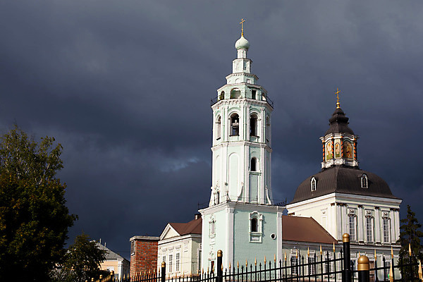 포토 JPG 해외이미지 나무 전통 유럽 건축양식 미술 사람없음 야외 건물 가로 초록색 파란색 울타리 교회 회색 흰색 역사 러시아 옛날 해외202004 해외포토 식물 건축물 건축 나라 컬러 문화예술 담장 파일형식 이미지허브