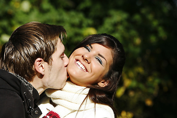 포토 JPG 해외이미지 나무 공원 여자 남자 잎 자연 휴식 키스 함께함 사랑 사람 야외 두명 우정 기쁨 아내 쌍 보물 해외202004 해외포토 식물 공공시설 감정 컨셉 친구 애정표현 생태계 파일형식 이미지허브