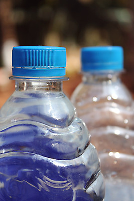 포토 JPG 해외이미지 사람없음 물 파란색 플라스틱 오브젝트 캡모자 해외202004 해외포토 자연요소 모자_잡화 컬러 재질 파일형식 이미지허브