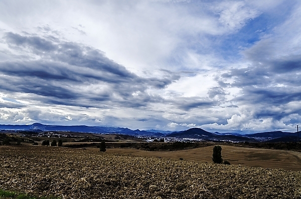포토 JPG 해외이미지 구름 응시 유럽 산업 농업 자연 하늘 풍경 사람없음 야외 여름 파란색 빛 컬러풀 태양 농장 갈색 가을 흰색 스페인 만취 밭일 쟁기 해외202004 해외포토 자연요소 시선 계절 나라 컬러 생태계 술취함 파일형식 이미지허브