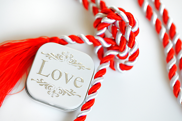 포토 JPG 해외이미지 1 전통 여자 휴가 사랑 사람없음 장식 빨간색 상자 숫자 화목 봄 줄무늬 흰색 직물 8 실크 심볼 오브젝트 사인 만족 기념품 섬유 고립 깊이 이국적 세련 해외202004 해외포토 문자 계절 감정 컬러 컨셉 무늬 사람 파일형식 이미지허브