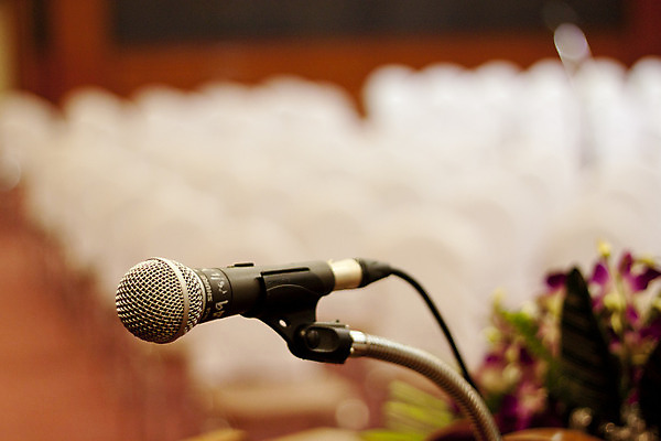 포토 JPG 해외이미지 음악 컨셉 노래 통신 호텔 회의 조명 이벤트 사람없음 빛 금속 소리 콘서트 공연 방 장비 가수 무대 극장 마이크 오브젝트 휴양지 보케 전자 쇼 오디오 방송 목소리 노래방 뮤지컬 팝 생존 카피스페이스 해외202004 해외포토 음향기기 비즈니스 재질 숙소 문화예술 전자제품 공백 장소 음악가 파일형식 이미지허브