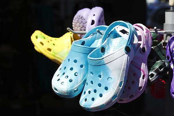 포토 JPG 해외이미지 유럽 신발 슬리퍼 독일 서기 사람없음 쇼핑 컬러풀 샌들 소매 유럽연합 해외202004 해외포토 나라 컬러 모션 파일형식 이미지허브