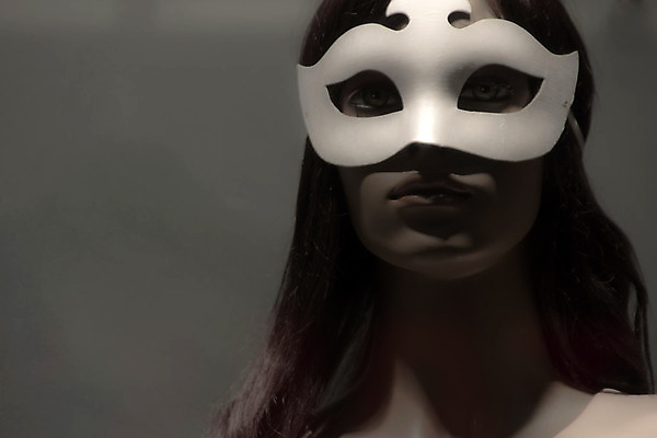 포토 JPG 해외이미지 구름 긴머리 인형 백그라운드 병아리 그림자 가면 사람없음 장식 유행 검은색 어둠 은색 그늘 전시회 진열장 꼭두각시 스타일 방식 해외202004 해외포토 자연요소 헤어스타일 컬러 조류 전시 파일형식 이미지허브