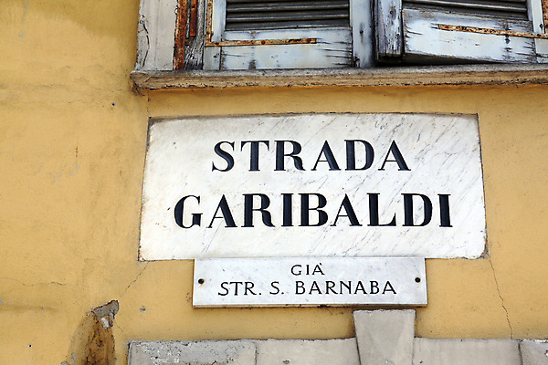 포토 JPG 해외이미지 외관 유럽 여행 건축양식 거리 사람없음 건물 이탈리아 이름 파마 묘사 사인 명패 가리발디 해외202004 해외포토 헤어스타일 건축물 건축 나라 위인 정치가 파일형식 이미지허브