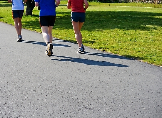 포토 JPG 해외이미지 도로 스포츠 발 독일 건강 사람 사람없음 빨간색 초록색 파란색 달리기 조깅 운동 검은색 도시 속도 마라톤 타운 달리기선수 카피스페이스 해외202004 해외포토 유럽 길 컬러 교통시설 모션 경기 신체부위 공백 육상스포츠 육상선수 파일형식 이미지허브