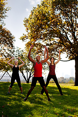 포토 JPG 해외이미지 백인 라이프스타일 공원 여자 남자 행복 모션 자연 새로움 따뜻함 건강 미소 사람 성인 야외 세명 여름 운동 점프 에너지 가을 시원함 연습 체조 잭 해외202004 해외포토 서양인 계절 공공시설 감정 컨셉 표정 생활 생태계 파일형식 이미지허브