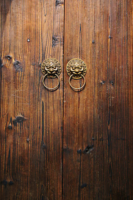 포토 JPG 해외이미지 전통 디자인 아시아 종교 문화 얼굴 백그라운드 패턴 건축양식 주택 손잡이 동양인 사람없음 건물 목재 장식 빨간색 갈색 머리 문 금속 중국 수확 골동품 용 반지 사찰 원형 호랑이 황금 닫기 사자 심볼 묘사 질감 잠금 보안 대문 청동 옛날 스타일 해외202004 해외포토 도형 나무 건축물 건축 나라 컬러 무늬 농업 재료 장신구 포유류 종교건축 모션 재질 안전 인종 신체부위 파일형식 이미지허브