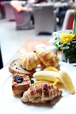 포토 JPG 해외이미지 접시 커피 음식 빵 조각 백그라운드 아침 바나나 샌드위치 육류 요리 사람없음 컵 빨간색 노란색 식당 계란 식사 튀김 흰색 맛 아침식사 굽기 먹기 배고픔 오브젝트 서빙 토스트 점심식사 짠맛 해외202004 해외포토 주간 식기 음료 컬러 컨셉 과일 식재료 모션 상점 알 구이 파일형식 이미지허브