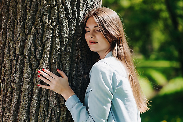 포토 JPG 해외이미지 주간 나무 여자 안기 한명 상반신 성인 야외 앞모습 옆모습 눈감음 성인여자한명만 해외202004 해외포토 자연요소 식물 1 뷰포인트 모션 사람 여자한명만 성인여자만 파일형식 이미지허브