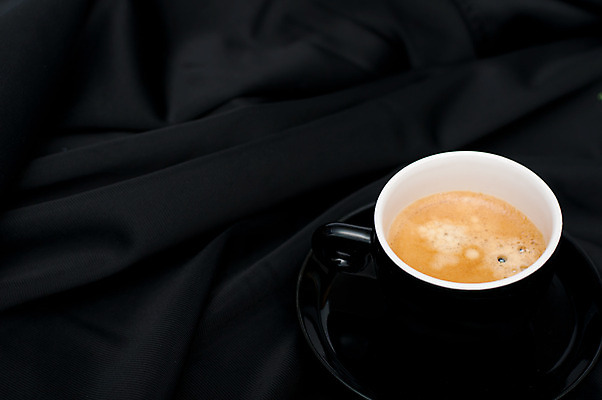 포토 JPG 해외이미지 커피 음료 백그라운드 사람없음 컵 빛 갈색 검은색 어둠 카페 머그컵 고급 우아함 실크 아로마 광택 에스프레소 카페인 카피스페이스 벨벳 해외202004 해외포토 식기 컬러 컨셉 상점 공백 직물 파일형식 이미지허브