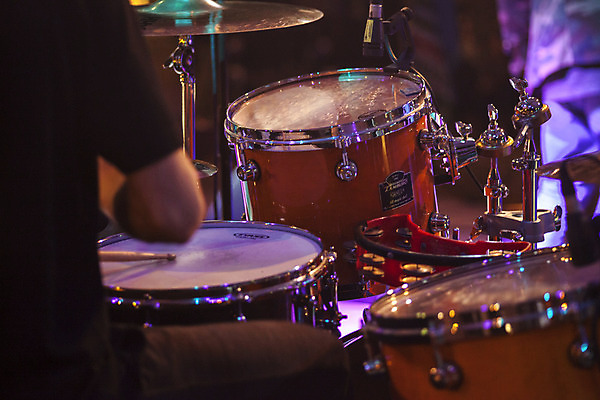 포토 JPG 해외이미지 직업 접시 음악 백그라운드 놀이 타악기 사람없음 목재 빛 세트 파티 금속 검은색 어둠 소리 콘서트 공연 음악가 장비 무대 흰색 기구 악단 막대기 은색 묘사 오브젝트 드럼 롤 오디오 재즈 조립 고립 드러머 드럼스틱 리듬 뮤지컬 베이스 팝 해외202004 해외포토 나무 식기 악기 컬러 재료 재질 현악기 문화예술 이벤트 전자제품 파일형식 이미지허브