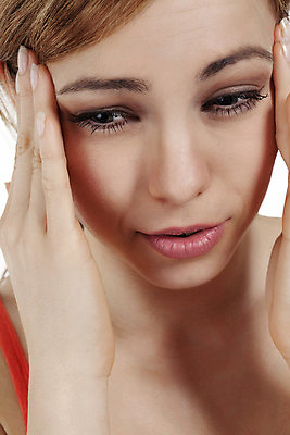 포토 JPG 해외이미지 백인 1 손 여자 얼굴 백그라운드 스트레스 건강 피곤 한명 사람 성인 10대 금발 머리 고통 슬픔 흰색 표현 잡기 질병 뇌 두통 문제 우울증 편두통 해외202004 해외포토 서양인 헤어스타일 감정 컬러 컨셉 의학 모션 청소년 신체부위 파일형식 이미지허브