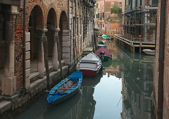 포토 JPG 해외이미지 유럽 여행 건축양식 사람없음 물 도시풍경 반사 황혼 이탈리아 보트 역사 저녁 함선 운하 베네치아 옛날 해외202004 해외포토 자연요소 건축 나라 배_교통 풍경 일몰 도시 야간 파일형식 이미지허브