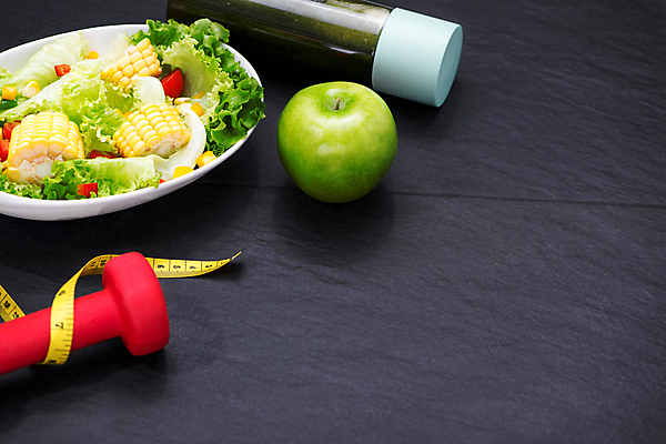 포토 JPG 해외이미지 라이프스타일 다이어트 검은배경 줄자 건강 사람없음 아령 샐러드 사과 텀블러 해외202004 해외포토 음식 백그라운드 과일 자 생활 컵 검은색 파일형식 이미지허브