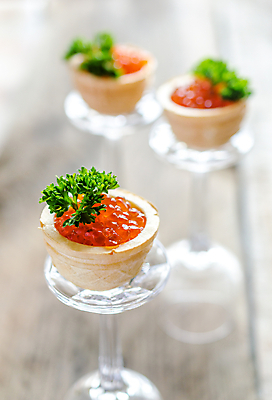 포토 JPG 해외이미지 음식 바다 재료 유리 탁자 파슬리 샌드위치 3 어류 사람없음 목재 장식 빨간색 초록색 식사 어둠 신선 원형 고급 맛 레몬 허브 구슬 해산물 연어 와플 단백질 러시아인 송어 오메가 짠맛 캐비아 프리미엄 해외202004 해외포토 도형 서양인 나무 식물 컬러 가구 컨셉 채소 과일 식재료 재질 디저트 수중동물 영양소 파일형식 이미지허브