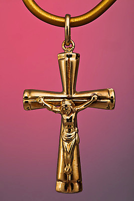 포토 JPG 해외이미지 모양 십자가 목걸이 사람없음 장식 빛 금속 황금 고급 우아함 보석 오브젝트 팬던트 스타일 해외202004 해외포토 컨셉 장신구 재질 광석 파일형식 이미지허브