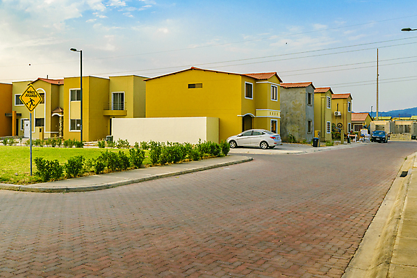 포토 JPG 해외이미지 외관 건축양식 교실 자연 아파트 주택 따뜻함 풍경 사람없음 건물 미국 중앙 커뮤니티 에콰도르 연립주택 이웃 남쪽 교외 해외202004 해외포토 건축물 교육 건축 북아메리카 학교 남아메리카 방향 생태계 파일형식 이미지허브