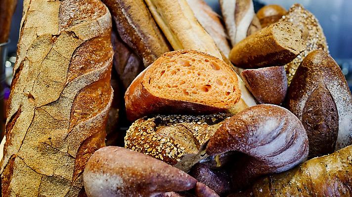 포토 JPG 해외이미지 접시 음식 빵 조각 부분 창문 요리 사람없음 목재 저녁식사 빵집 껍질 식탁보 시골 신선 황금 칼 오븐 맛 아침식사 바게트 자르기 시리얼 굽기 먹기 질감 반죽 꿀 장인 프랑스어 점심식사 페스츄리 해외202004 해외포토 나무 문자 식기 컨셉 재료 모션 상점 식사 가전제품 구이 파일형식 이미지허브