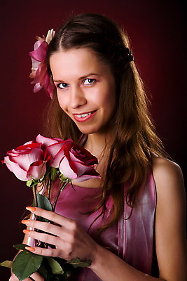 포토 JPG 해외이미지 1 라이프스타일 여자 행복 분홍색 통신 건강 한명 미소 20대 빨간색 장미 어둠 활발 기쁨 뜨거움 화려 유혹 수줍음 만족 호기심 긍정 개성 노려봄 강렬 되감기 표현성 해외202004 해외포토 꽃 감정 컬러 컨셉 표정 사람 청년 생활 파일형식 이미지허브