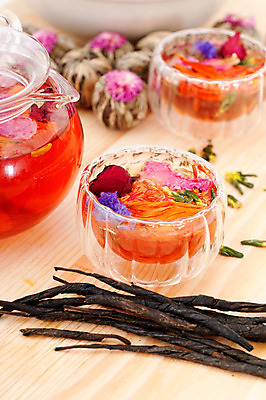 포토 JPG 해외이미지 실내 사람없음 아웃포커스 찻잔 찻주전자 찻잎 꽃차 나무배경 해외202004 해외포토 백그라운드 주전자 잔 촬영기법 내부 차_음료 파일형식 이미지허브