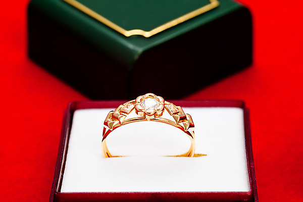 포토 JPG 해외이미지 선물 사람없음 빛 반사 유행 금속 반지 원형 황금 고급 우아함 보석 오브젝트 해외202004 해외포토 도형 컨셉 장신구 재질 광석 파일형식 이미지허브