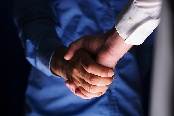 포토 JPG 해외이미지 직업 손 컨셉 비즈니스 사업가 통신 관계 성공 협력 악수 아이디어 관리 협상 사람 정장 손짓 사람없음 빛 세일 믿음 검은색 어둠 거래 무대 축하 인사 업무 점 비즈니스맨 비즈니스우먼 흔들림 약속 장면 떨림 동의 정중 해외202004 해외포토 옷 여자 남자 감정 컬러 모션 신체부위 예절 작업 직장인 파일형식 이미지허브