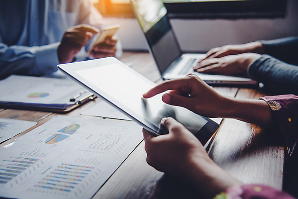 포토 JPG 해외이미지 직업 손 생각 인터넷 비즈니스 통신 통계 탁자 회의 모바일 협력 아이디어 대화 사람 사람없음 노트북 스마트폰 컴퓨터 글로벌 디지털 공책 업무 네트워크 그룹 계획 토론 디자이너 분석 오브젝트 회계 다락방 마케팅 세미나 프로젝트 목업 브레인스토밍 해외202004 해외포토 가구 컨셉 문구용품 말하기 신체부위 경제 전자제품 핸드폰 스마트기기 작업 파일형식 이미지허브