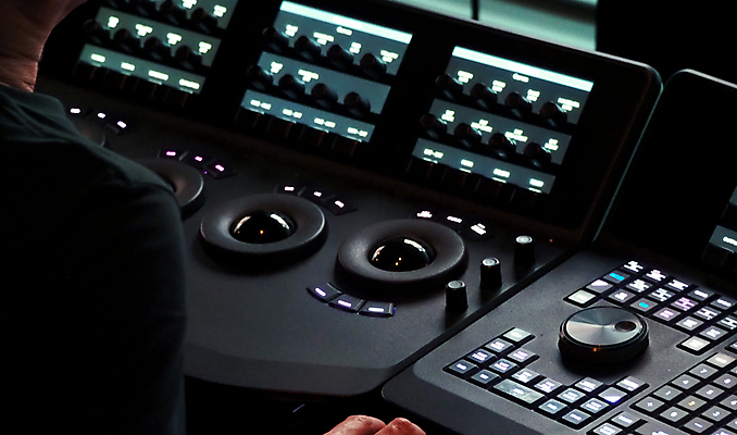 포토 JPG 해외이미지 편집 직업 손 디자인 백그라운드 따뜻함 실험 미술 사람없음 컴퓨터 디지털 기계 소리 장비 판넬 엔지니어 혼합 시원함 믹서 필름 영화 책상 방송 동영상 조절 찬성 위로 관리자 섞기 제어 채점 해외202004 해외포토 가구 문화예술 신체부위 전자제품 기술자 성적 파일형식 이미지허브