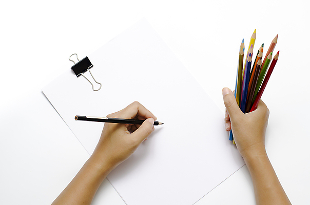 포토 JPG 해외이미지 손 종이 색연필 실내 들기 신체부위 잡기 그리기 서류집게 해외202004 해외포토 모션 학용품 집게 사람 내부 파일형식 이미지허브