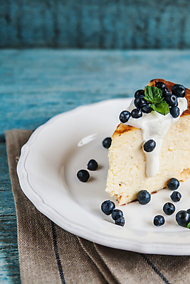 포토 JPG 해외이미지 디저트 실내 사람없음 블루베리 치즈케이크 나무배경 해외202004 해외포토 음식 백그라운드 과일 내부 케이크 파일형식 이미지허브