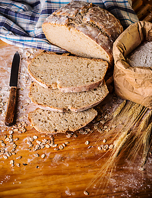 포토 JPG 해외이미지 빵 사람없음 종이봉투 밀 슬라이스 곡물빵 빵칼 나무배경 해외202004 해외포토 음식 백그라운드 봉투 곡류 나이프 파일형식 이미지허브