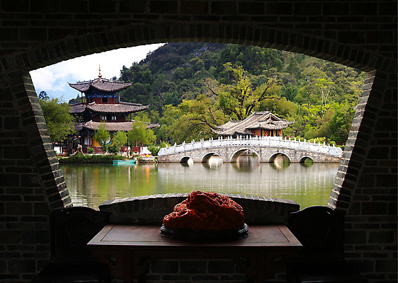 포토 JPG 해외이미지 나무 전통 공원 호수 벽 여행 밭 창문 거리 프레임 풍경 사람없음 야외 빨간색 물 강 농장 반사 여행객 마을 중국 시골 등불 사찰 개울 땅 아치 방앗간 해외202004 해외포토 자연요소 식물 공공시설 아시아 컬러 농업 종교건축 조명 사람 파일형식 이미지허브