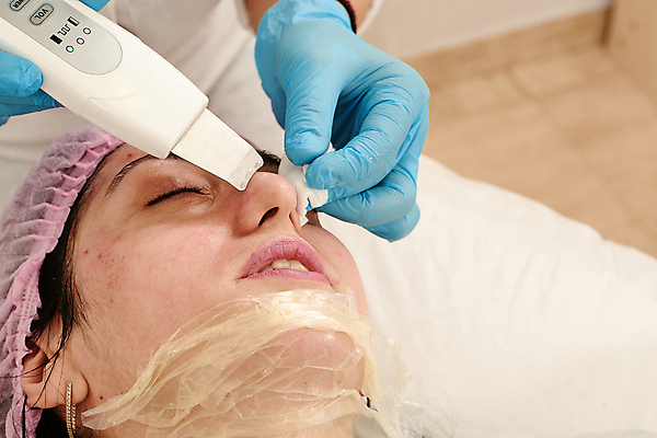 포토 JPG 해외이미지 웰빙 얼굴 병원 한명 치료 약 상점 스파 기계 화장품 장비 의사 기구 마사지 미용사 피부관리 라디오 테라피 순서 리프팅 진공 하드웨어 신청 해외202004 해외포토 직업 1 의학 사람 신체부위 전자제품 컴퓨터 뷰티 의료진 파일형식 이미지허브