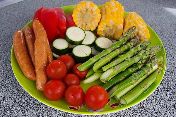 포토 JPG 접시 식재료 방울토마토 옥수수 사람없음 소시지 아스파라거스 슬라이스 국내포토 식기 토마토 채소 곡류 가공식품 파일형식