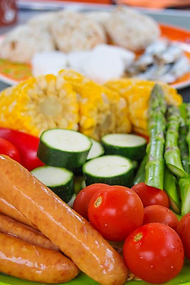 포토 JPG 접시 식재료 방울토마토 옥수수 근접촬영 사람없음 소시지 아스파라거스 슬라이스 국내포토 식기 뷰포인트 토마토 채소 곡류 가공식품 파일형식