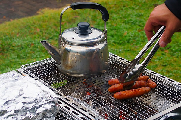 포토 JPG 주간 손 주전자 한손 한명 야외 신체부위 소시지 그릴 바비큐 굽기 주방용집게 국내포토 자연요소 1 음식 주방용품 집게 사람 가공식품 구이 파일형식