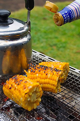 포토 JPG 주간 주전자 옥수수 사람없음 야외 그릴 바비큐 굽기 소스통 국내포토 자연요소 음식 주방용품 곡류 통 소스_음식 구이 파일형식