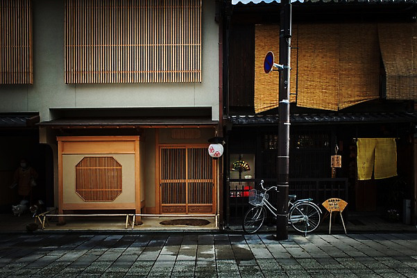포토 JPG 주간 거리 주택 사람없음 야외 일본 자전거 보행로 전봇대 대나무발 교토 국내포토 자연요소 공공시설 아시아 길 건물 바이크 파일형식
