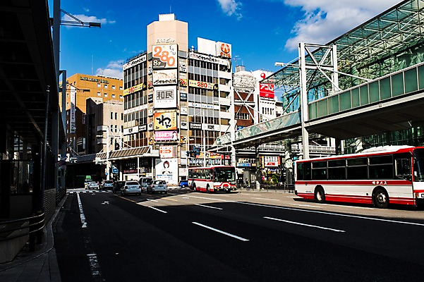 포토 JPG 주간 도로 승용차 버스 사람 풍경 빌딩 야외 건물 일본 도시 군중 기후현 국내포토 자연요소 건축물 아시아 길 육상교통 교통시설 자동차 대중교통 파일형식