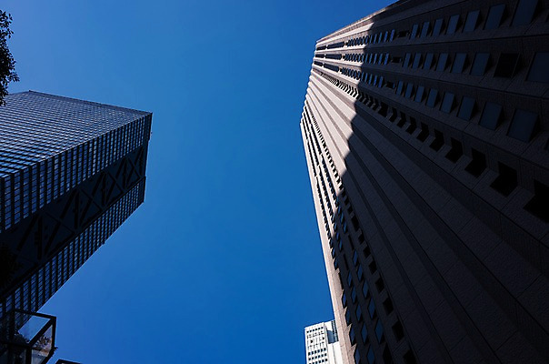 포토 JPG 주간 로우앵글 하늘 빌딩 사람없음 야외 일본 고층빌딩 도시 도쿄 신주쿠 국내포토 자연요소 아시아 뷰포인트 건물 파일형식