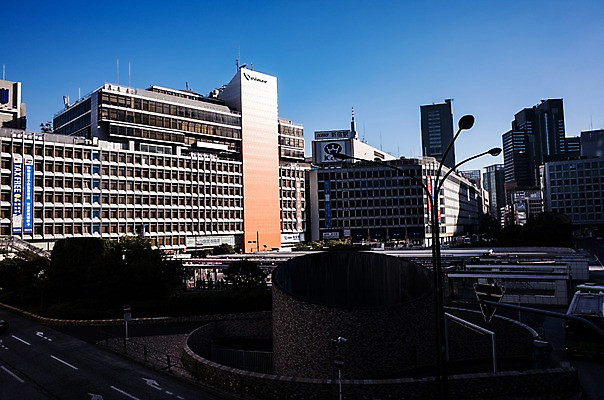 포토 JPG 주간 가로등 그림자 풍경 사람없음 야외 건물 일본 도시 역 도쿄 신주쿠 국내포토 자연요소 건축물 공공시설 아시아 교통시설 파일형식