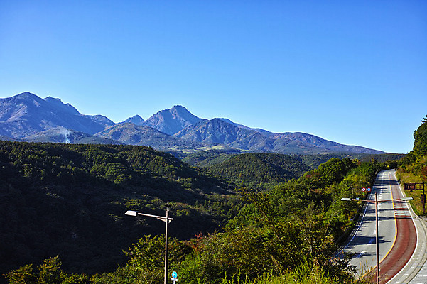 포토 JPG 주간 도로 가로등 하늘 산 풍경 사람없음 야외 일본 야마나시 국내포토 자연요소 공공시설 아시아 길 교통시설 파일형식