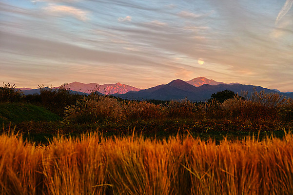 포토 JPG 주간 구름 하늘 산 풍경 사람없음 야외 일본 일몰 볏짚 묶기 야마나시 국내포토 자연요소 아시아 모션 노을 짚 파일형식