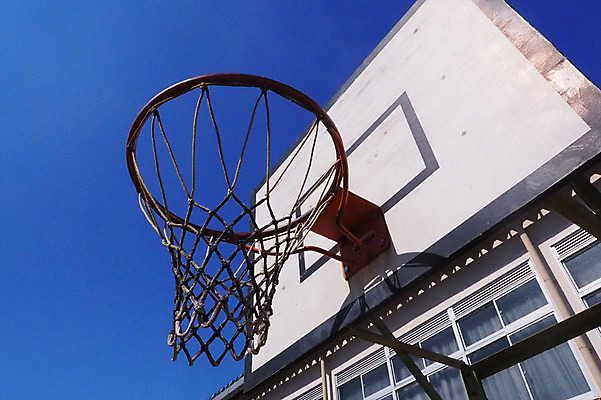 포토 JPG 주간 로우앵글 하늘 사람없음 야외 건물 골대 농구대 국내포토 자연요소 건축물 뷰포인트 파일형식
