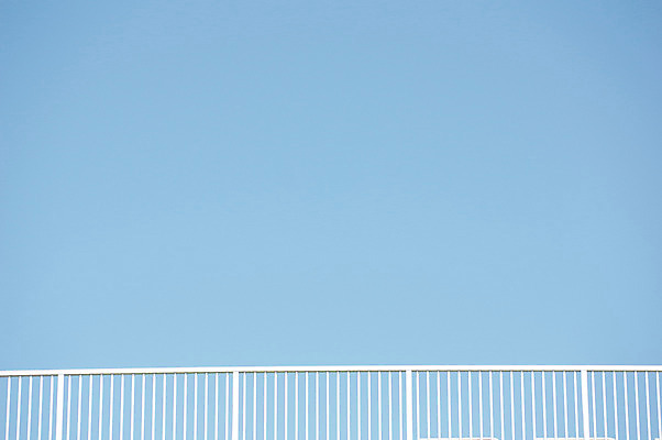 포토 JPG 주간 하늘색 하늘 풍경 사람없음 야외 울타리 흰색 국내포토 자연요소 컬러 파란색 담장 파일형식