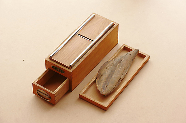 포토 JPG 한마리 건조 사람없음 목재 오브젝트 서랍장 가다랑어 채칼 국내포토 나무 1 가구 재료 어류 칼 파일형식