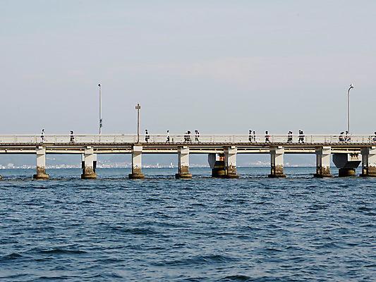 포토 JPG 주간 바다 가로등 하늘 사람 풍경 여러명 야외 일본 군중 에노시마 가교 국내포토 자연요소 건축물 공공시설 아시아 다수 파일형식