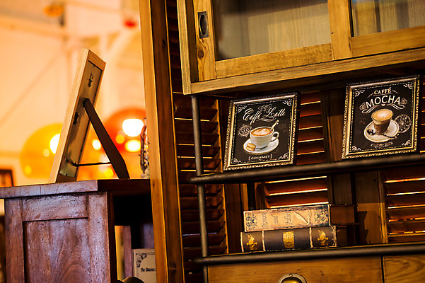 포토 JPG 커피 액자 실내 사람없음 목재 책 일본 카페 찬장 그림 오사카 국내포토 나무 아시아 음료 가구 재료 내부 상점 파일형식